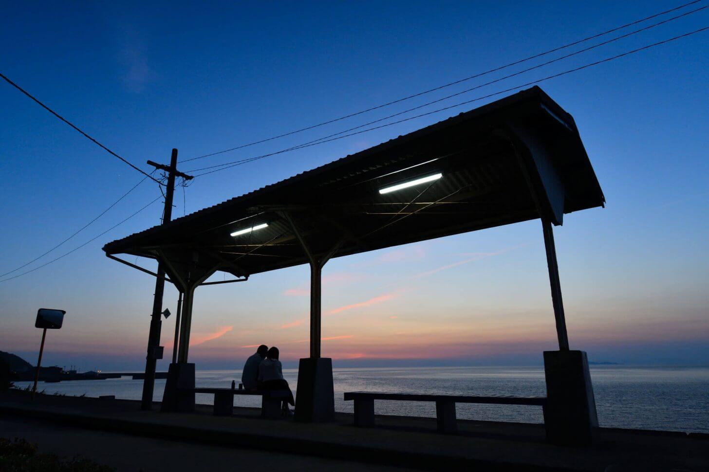 日の入り後の下灘駅