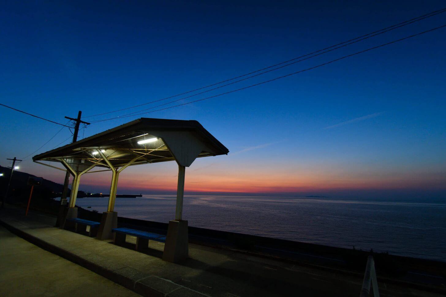 日の入り後の下灘駅