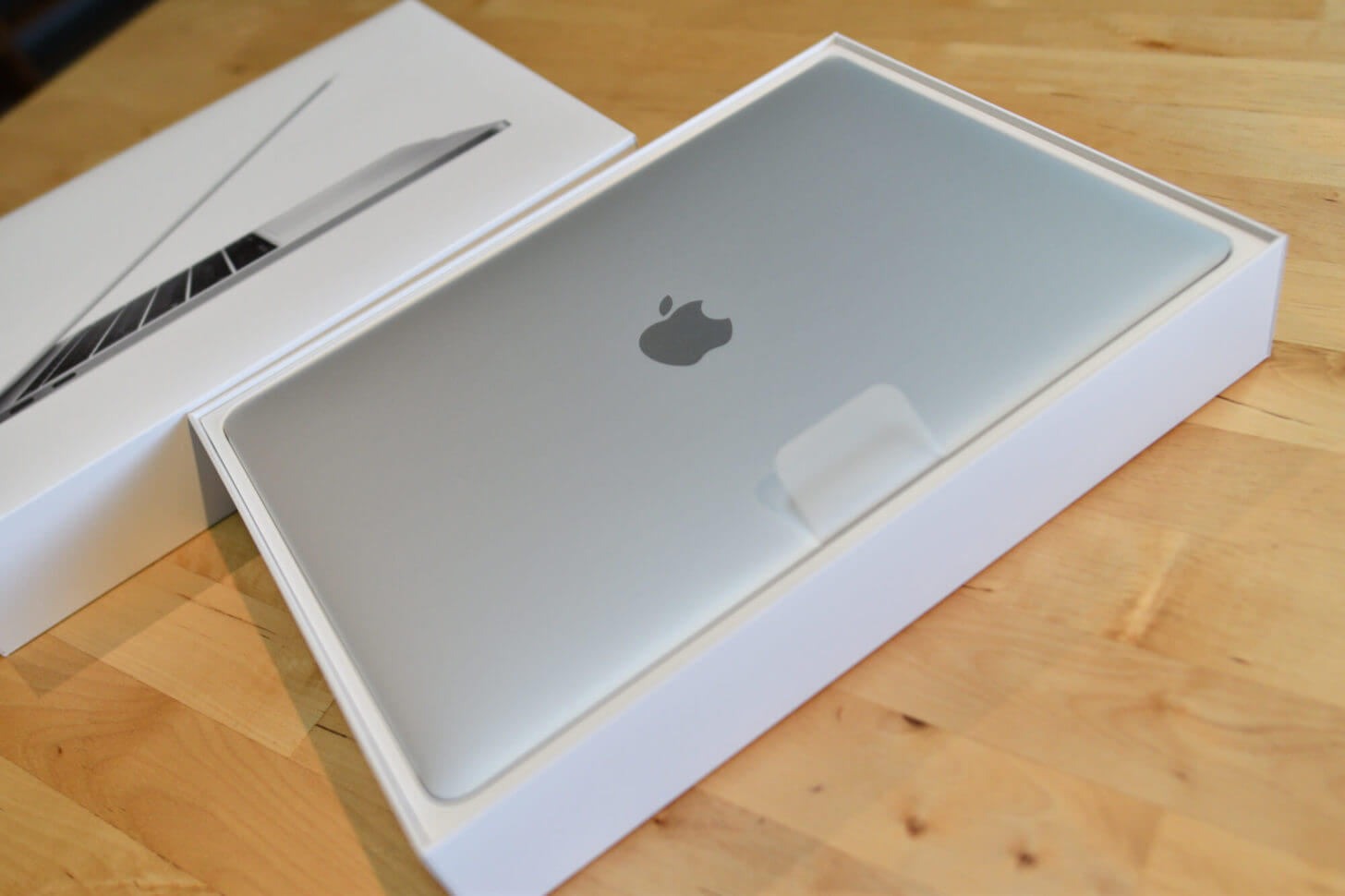 外箱を開けたらMacBookProが登場！