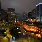 屋上庭園「KITTEガーデン」から夜の東京駅丸の内駅舎を撮る