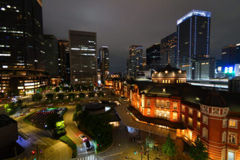 屋上庭園「KITTEガーデン」から撮る夜の東京駅丸の内駅舎