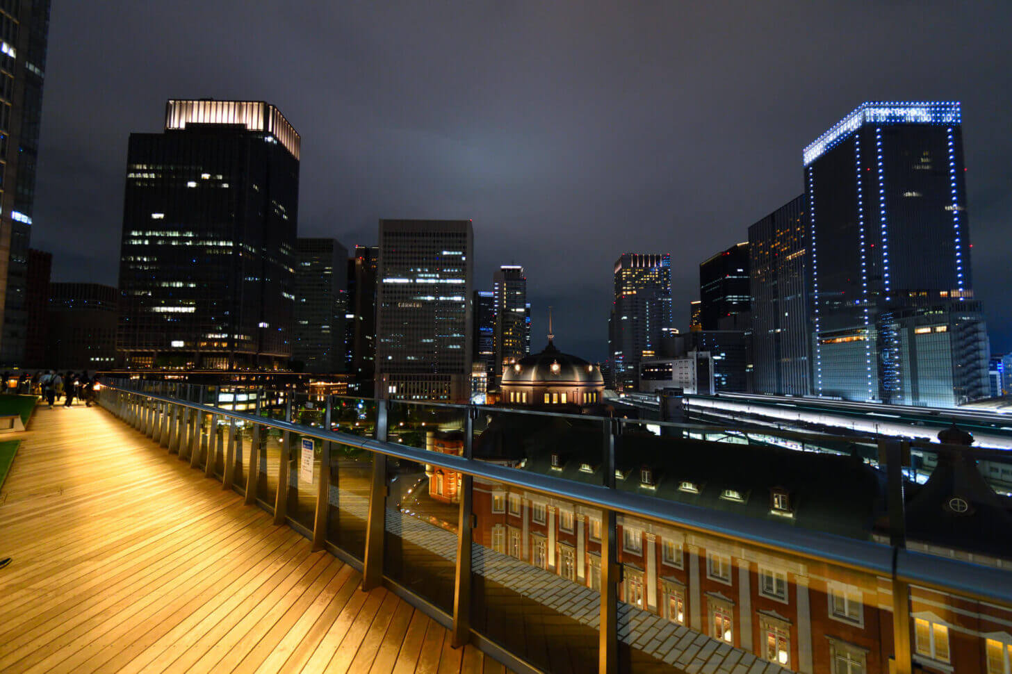 屋上庭園「KITTEガーデン」から撮る夜の東京駅