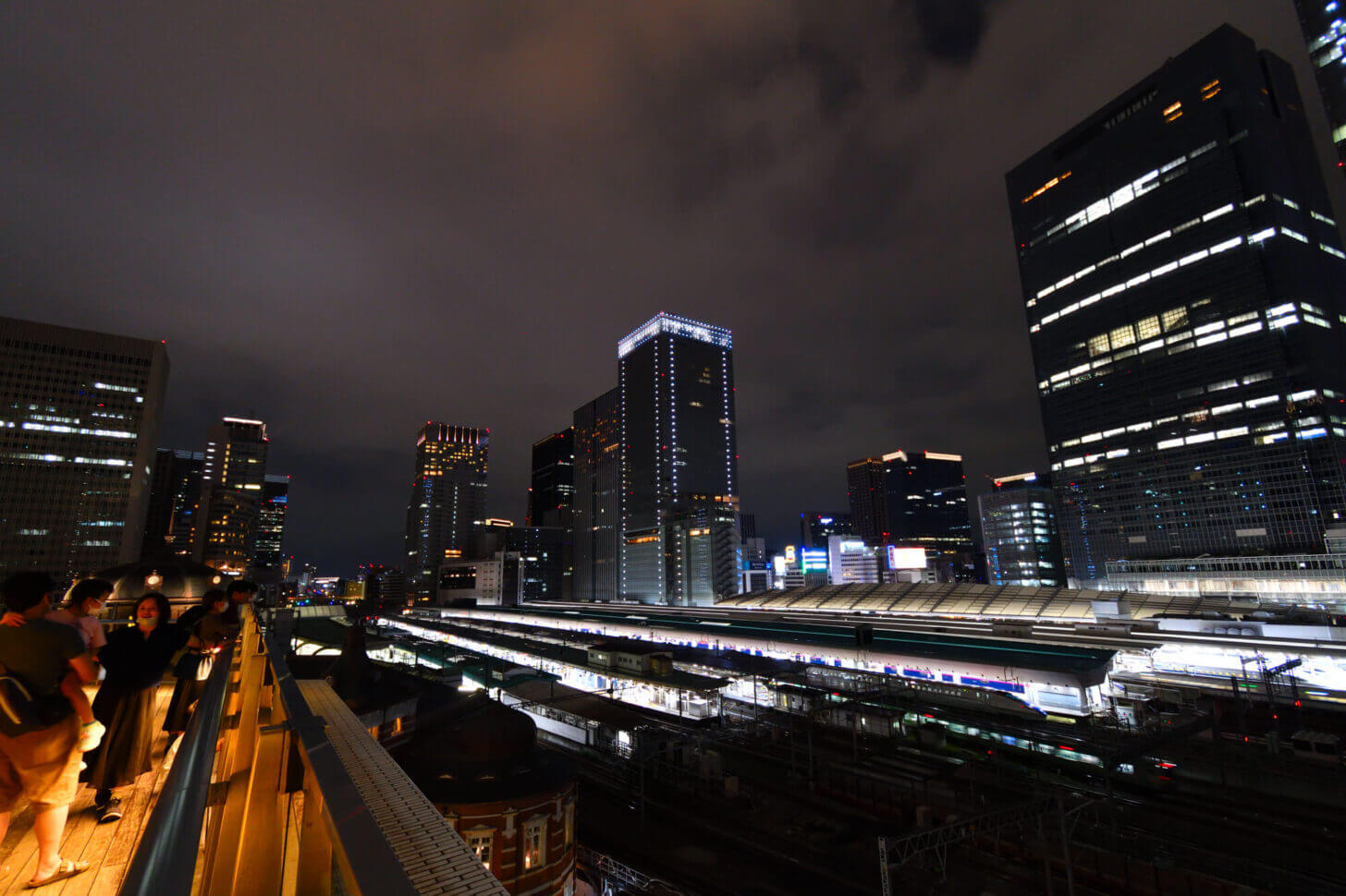 屋上庭園「KITTEガーデン」から撮る夜の東京駅