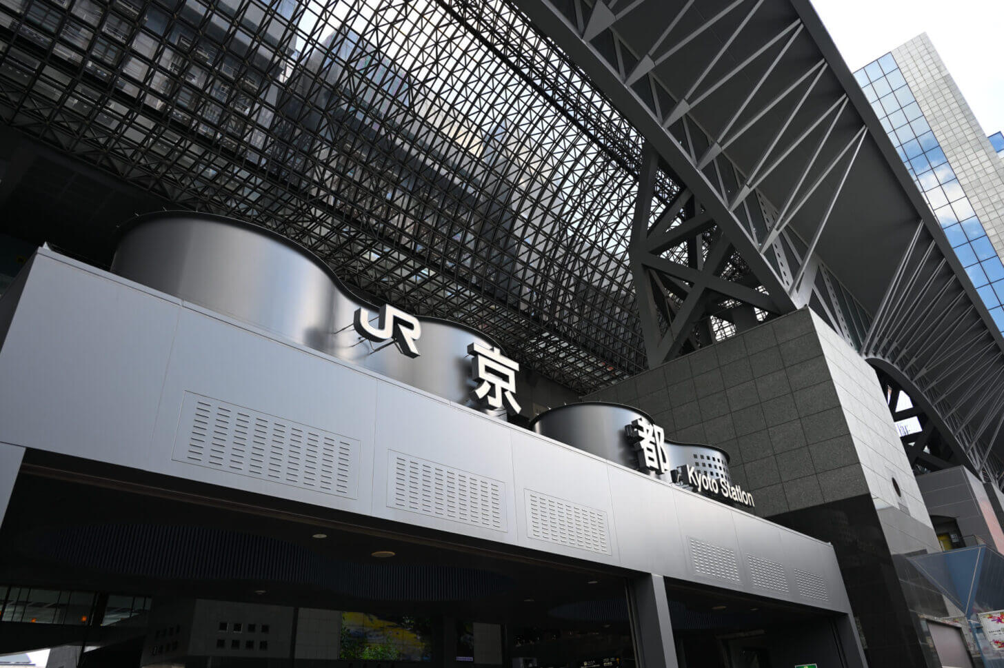 Nikon Z6IIとNIKKOR Z 24-50mm f/4-6.3で撮る京都駅ビル