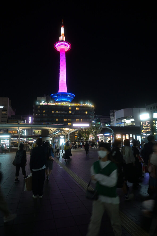 ピンク色に輝く夜の京都タワー（ピンクリボン2022）