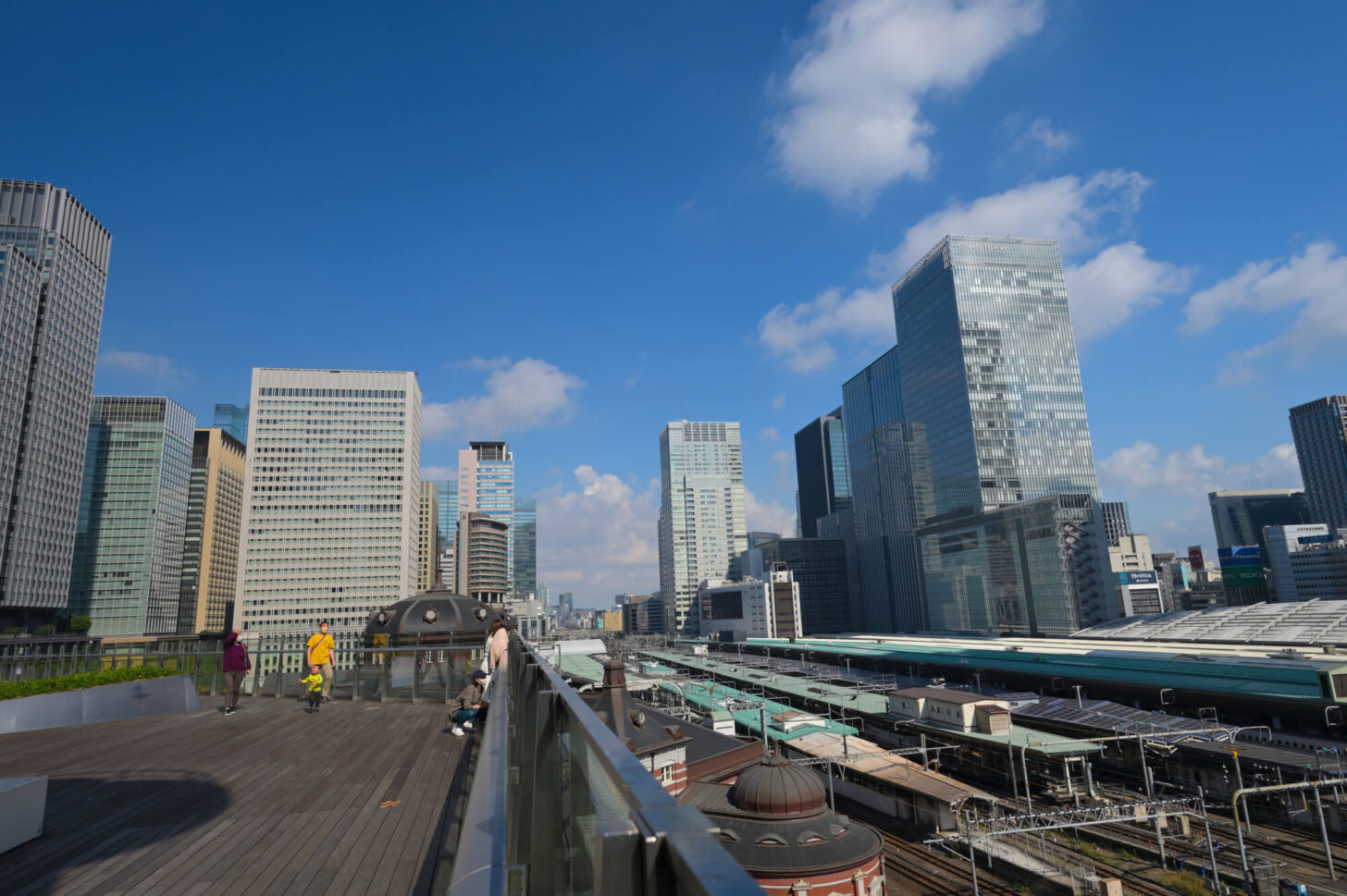 屋上庭園「KITTEガーデン」から撮る東京駅