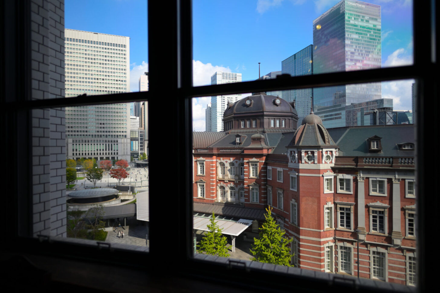 「旧東京中央郵便局長室」から撮る東京駅丸の内駅舎