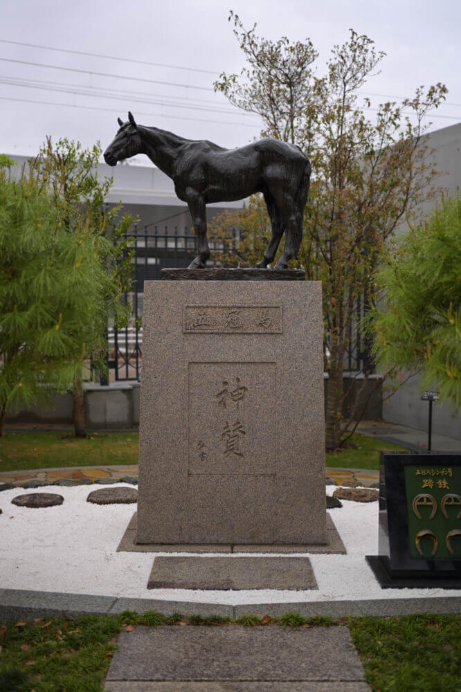 京都競馬場 三冠馬メモリアルロード シンザン像